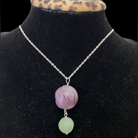 Large round Carved amethyst pendant set in silver plus matching necklace - Picture 4 of 7
